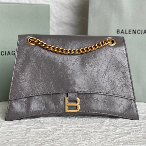 BORSA A CATENA CRUSH MEDIA 31 IN PELLE DI VITELLO SCHIACCIATA GRIGIO SUVA CON FERRAMENTA ORO