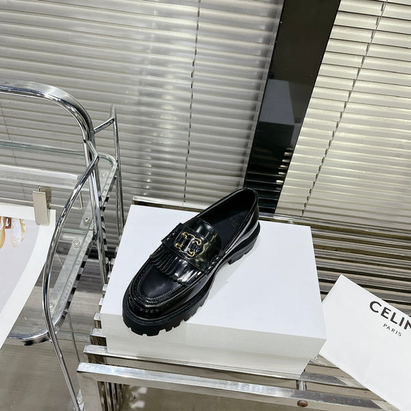 MARGARET CHUNKY LOAFER WITH FRINGES AND TRIOMPHE CHAIN IN POLISHED BULL BLACK