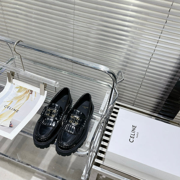 MARGARET CHUNKY LOAFER WITH FRINGES AND TRIOMPHE CHAIN IN POLISHED BULL BLACK