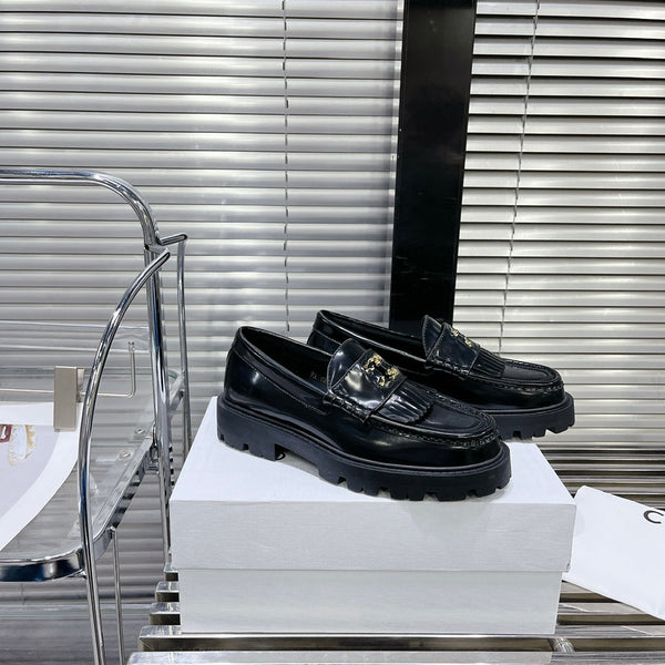 MARGARET CHUNKY LOAFER WITH FRINGES AND TRIOMPHE CHAIN IN POLISHED BULL BLACK