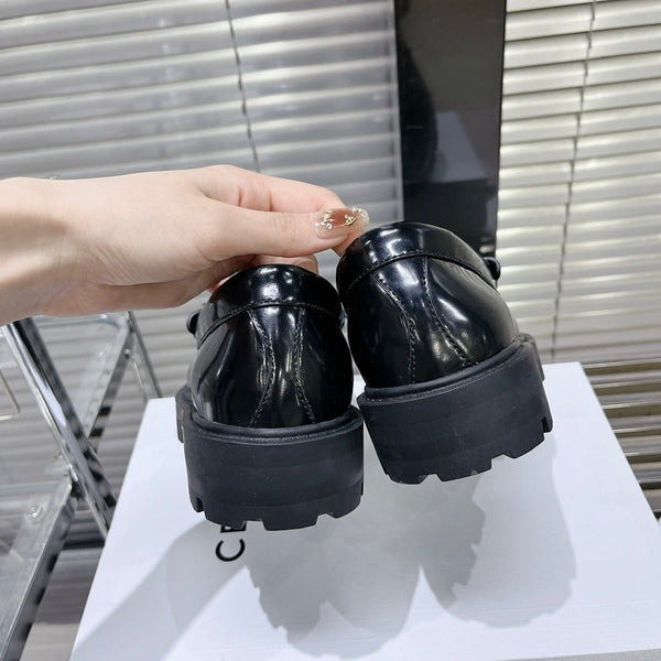 MARGARET CHUNKY LOAFER WITH FRINGES AND TRIOMPHE CHAIN IN POLISHED BULL GLOSSY BLACK