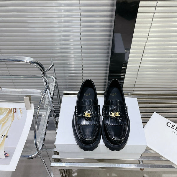MARGARET CHUNKY LOAFER WITH FRINGES AND TRIOMPHE CHAIN IN POLISHED BULL GLOSSY BLACK