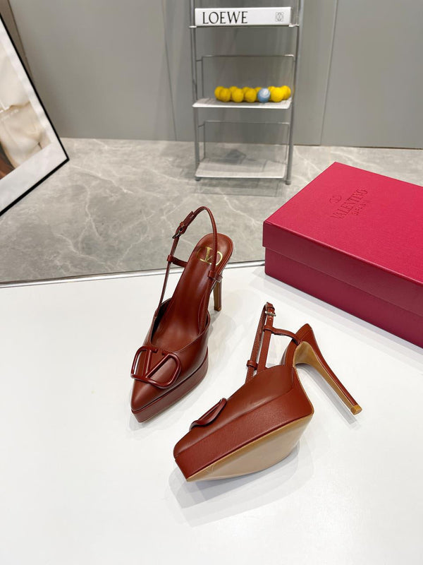 Décolleté con plateau e cinturino posteriore in pelle di vitello marrone firmata Vlogo, 120 mm