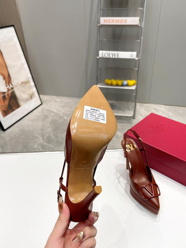 Décolleté con plateau e cinturino posteriore in pelle di vitello marrone firmata Vlogo, 120 mm