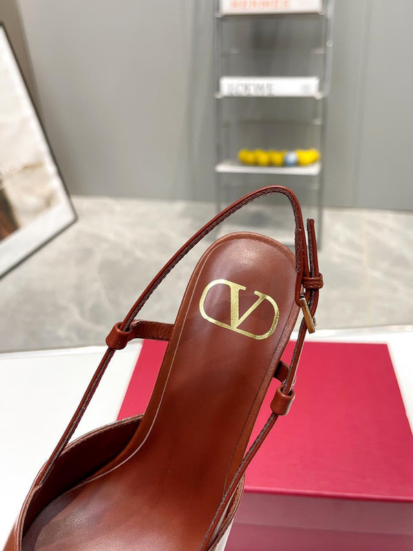 Décolleté con plateau e cinturino posteriore in pelle di vitello marrone firmata Vlogo, 120 mm