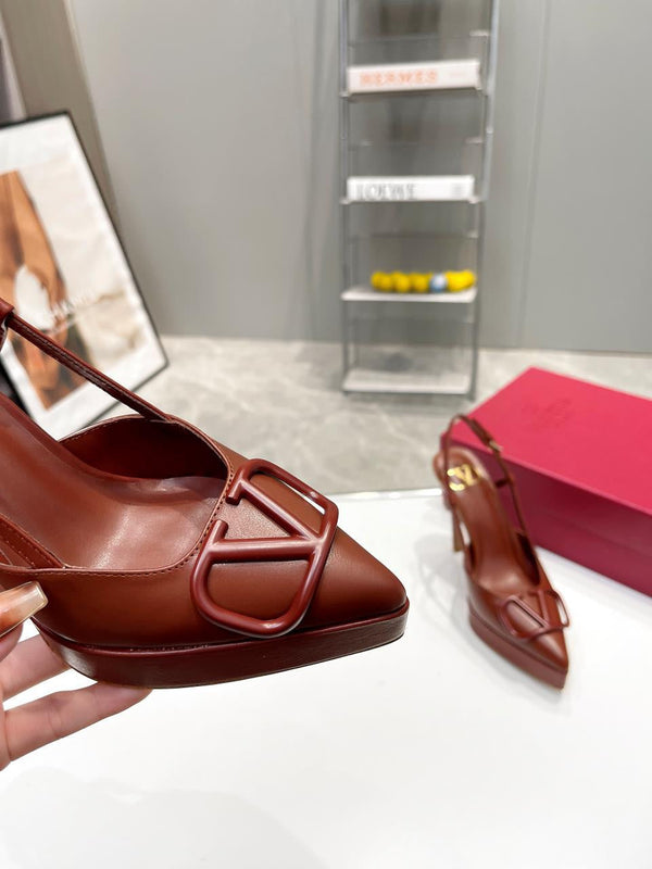 Décolleté con plateau e cinturino posteriore in pelle di vitello marrone firmata Vlogo, 120 mm