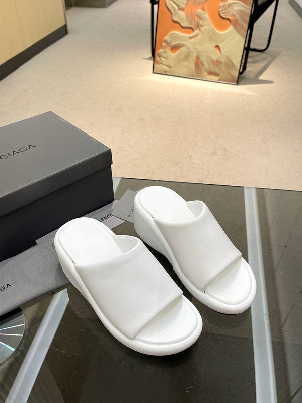 WEDGE SANDALS IN WHITE SOFT LAMBSKIN