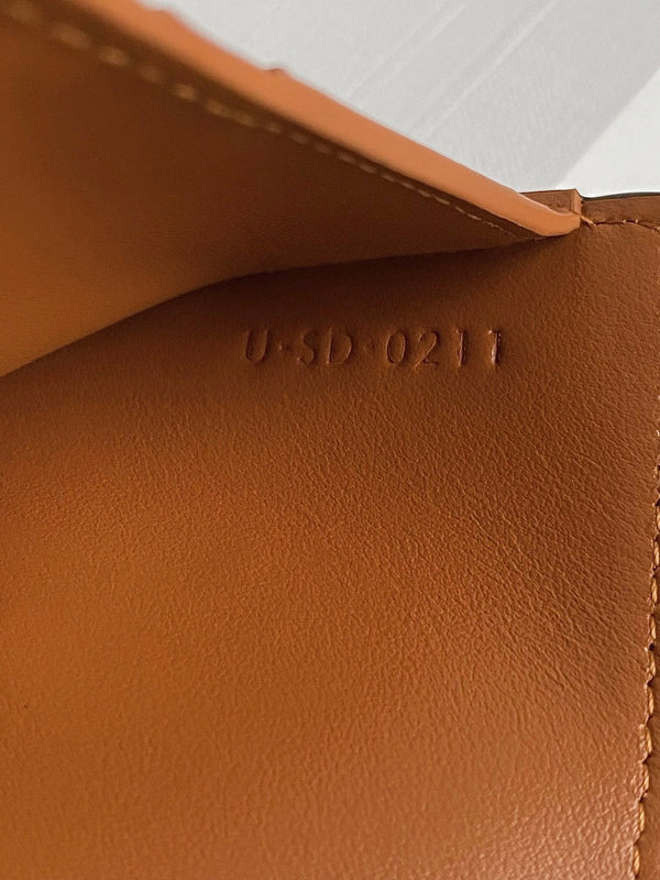 Portafoglio Triphome 10 a tre ante in pelle di vitello color cannella