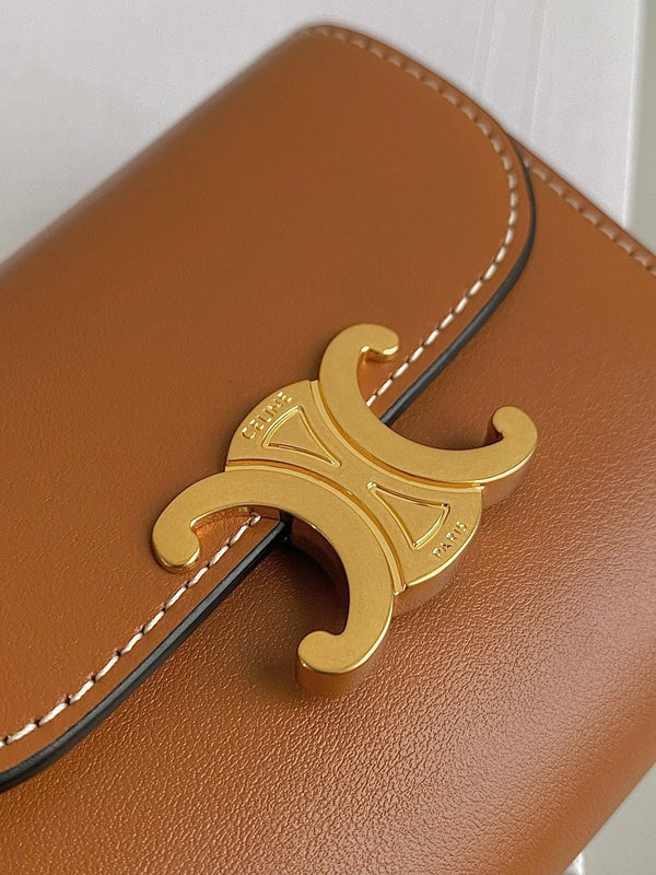 Portafoglio Triphome 10 a tre ante in pelle di vitello color cannella