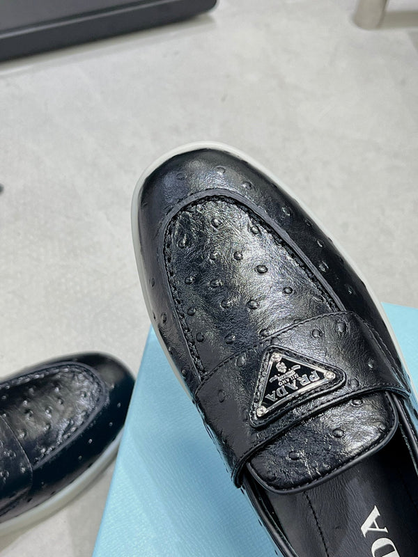 MOCASSINI PRA IN PELLE DI VITELLO NERA CON MOTIVO STRUZZO