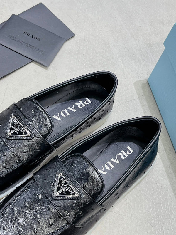 MOCASSINI PRA IN PELLE DI VITELLO NERA CON MOTIVO STRUZZO