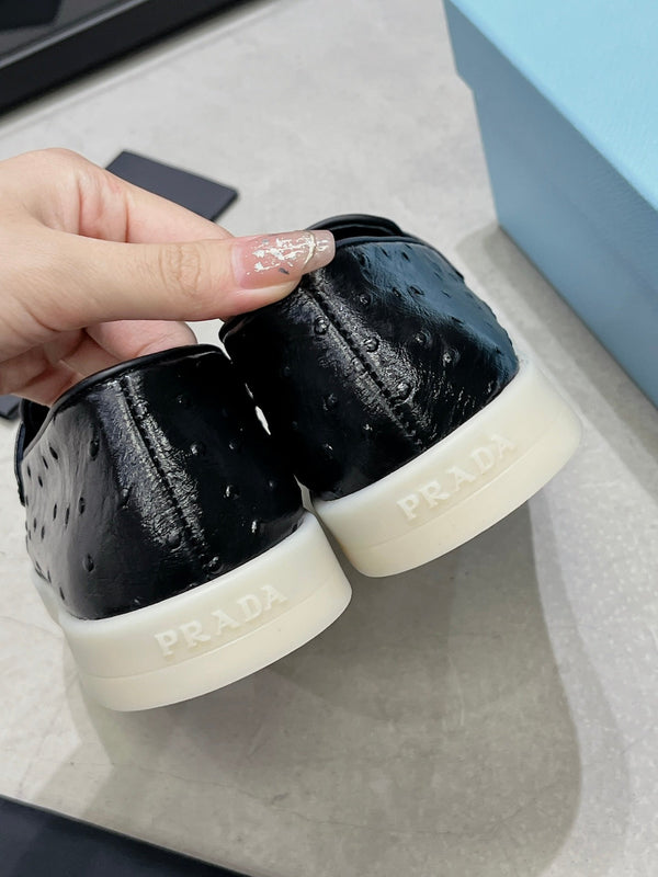 MOCASSINI PRA IN PELLE DI VITELLO NERA CON MOTIVO STRUZZO