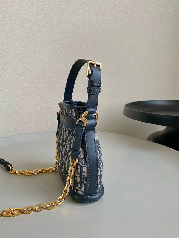 PICCOLO C'EST 18 IN JACQUARD OBLIQUO BLU CON GOFFRATURA CD