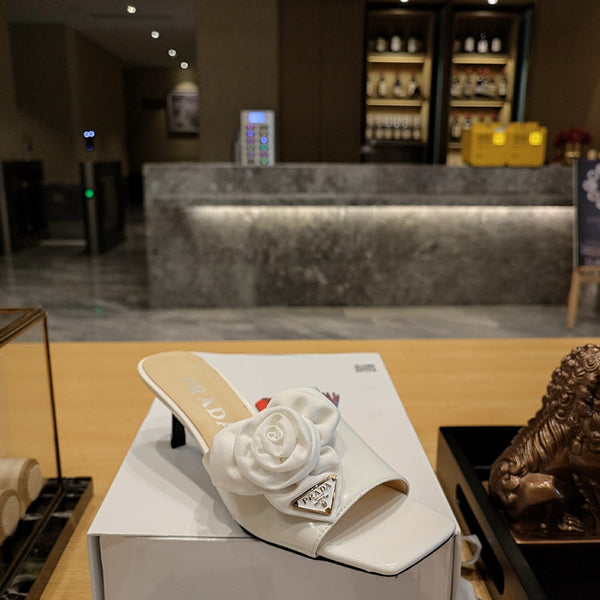 Prad 26s Open Toe Mules 45mm In White Patent Calfskin With Rosette