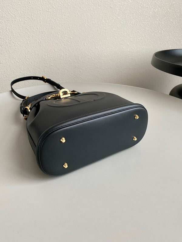 MEDIUM C'EST 24 IN PELLE DI VITELLO GOFFRATA CD NERA