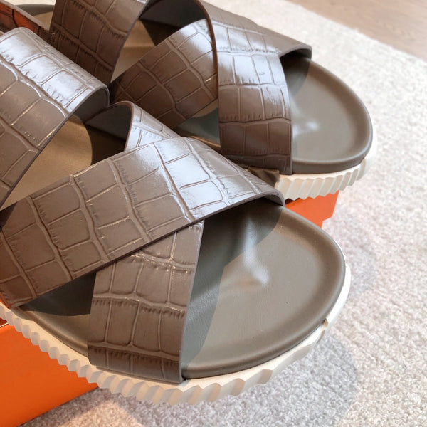 HM ELECTRIC CROCODILE MOTIF SANDAL CEDAR CALFSKIN