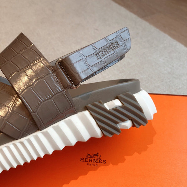 HM ELECTRIC CROCODILE MOTIF SANDAL CEDAR CALFSKIN