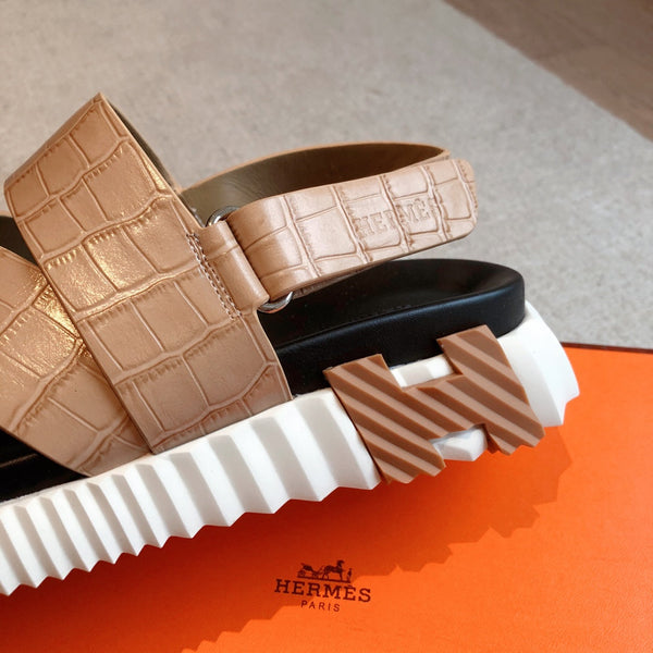 HM ELECTRIC CROCODILE MOTIF SANDAL TAN CALFSKIN