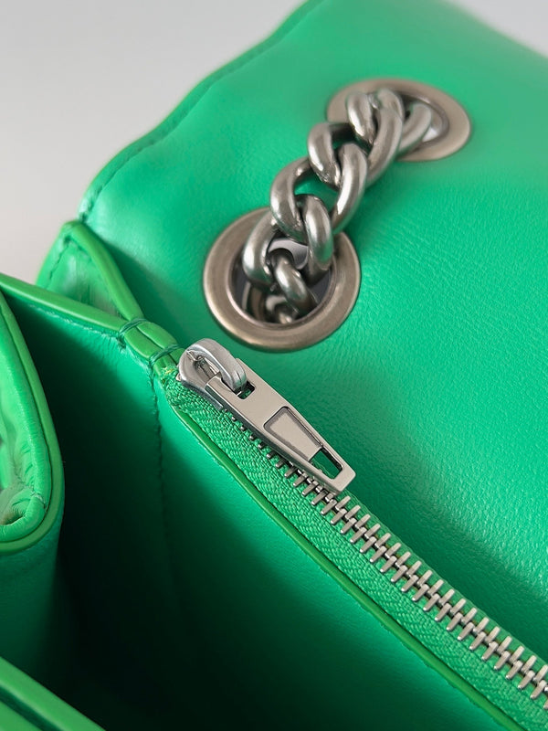 BORSA CRUSH CHAINED 32 IN PELLE DI VITELLO SCHIACCIATA TRAPUNTATA VERDE CON FERRAMENTA IN ARGENTO