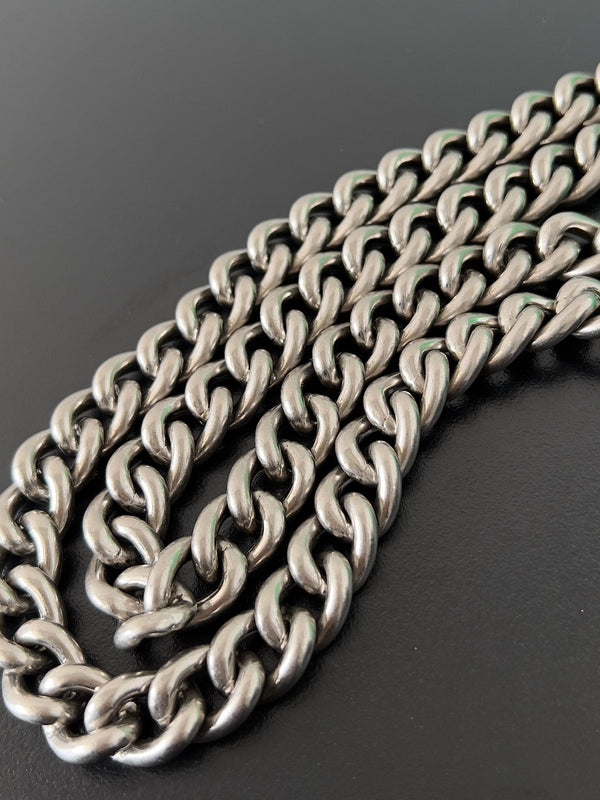 BORSA CRUSH CHAINED 32 IN PELLE DI VITELLO SCHIACCIATA TRAPUNTATA VERDE CON FERRAMENTA IN ARGENTO