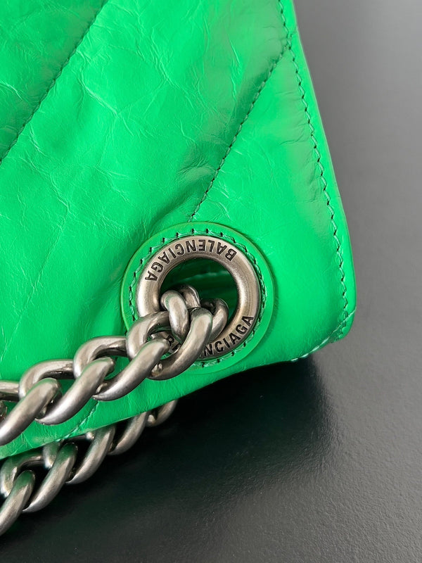 BORSA CRUSH CHAINED 32 IN PELLE DI VITELLO SCHIACCIATA TRAPUNTATA VERDE CON FERRAMENTA IN ARGENTO
