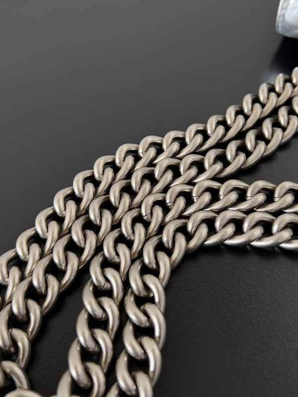 BORSA CRUSH CHAINED 32 IN PELLE DI VITELLO SCHIACCIATA TRAPUNTATA METALLIZZATA ARGENTO