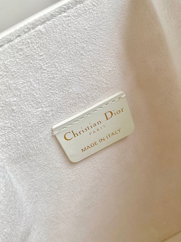 PICCOLO C'EST 18 IN PELLE DI VITELLO GOFFRATA CD BIANCA