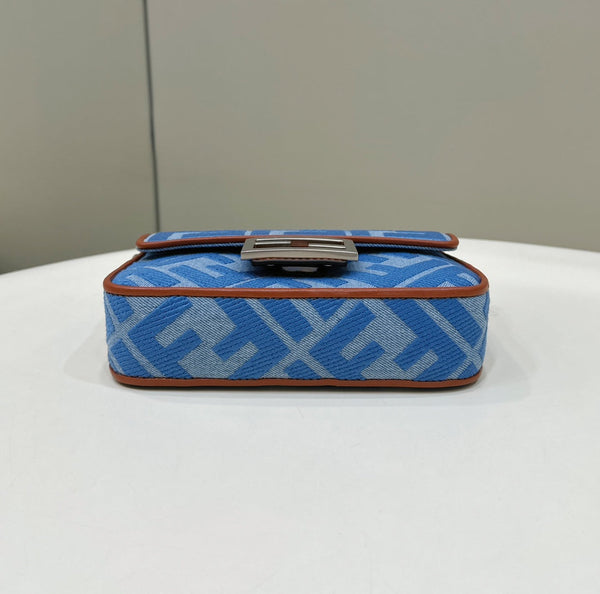 BORSA FENDI 19 BAGUETTE IN TELA AZZURRA CON FERRAMENTA ARGENTO