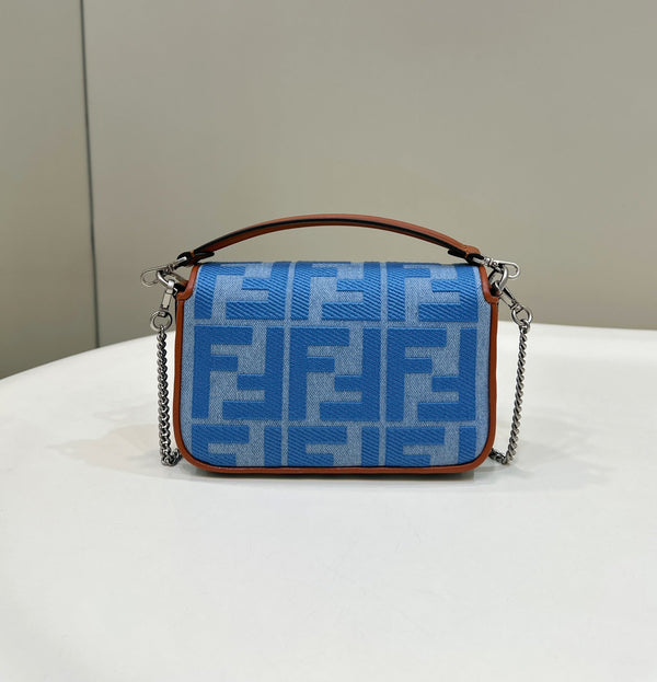 BORSA FENDI 19 BAGUETTE IN TELA AZZURRA CON FERRAMENTA ARGENTO