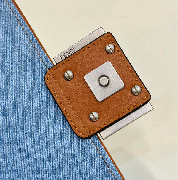 BORSA FENDI 19 BAGUETTE IN TELA AZZURRA CON FERRAMENTA ARGENTO