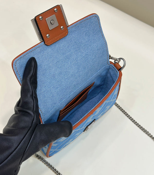 BORSA FENDI 19 BAGUETTE IN TELA AZZURRA CON FERRAMENTA ARGENTO