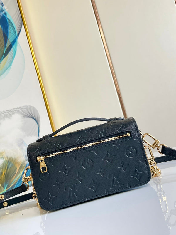 Pochette Metis East West 21.5 Black Grained Cowhide Leather