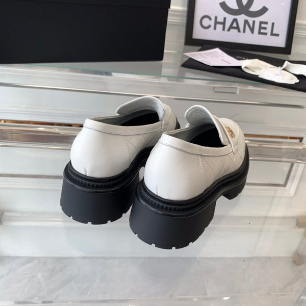 mocassini bianchi neri in pelle di vitello trapuntata