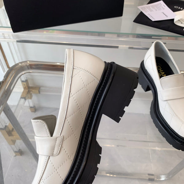 mocassini bianchi neri in pelle di vitello trapuntata