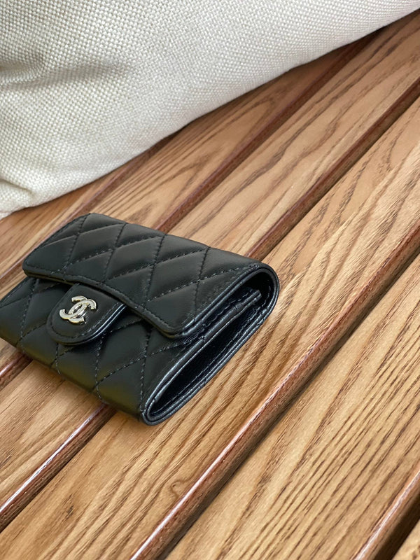 Portafoglio piccolo cc 11cm in pelle di agnello nera con finiture in argento