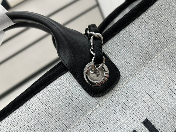 Borsa CC Deauville in tweed, pelle nera, finiture dorate 17