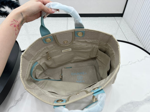 Borsa CC Deauville in tweed blu cielo, pelle, hardware dorato 31