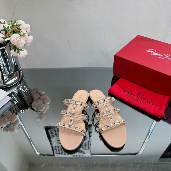 VT 25 Rockstud Flat Sandals Beige PVC Sheepskin