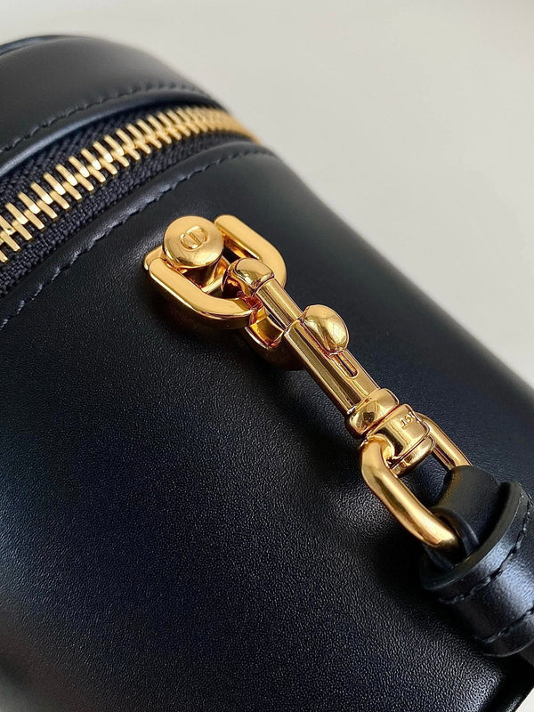 SIGNATURE VANITY 16 IN PELLE DI AGNELLO NERA