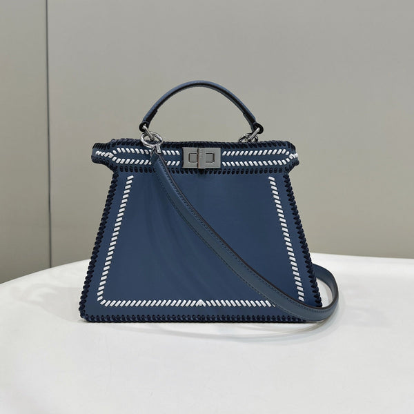 PEEKABOO ISEEU 27 IN PELLE DI VITELLO INTRECCIATA BLU BAYOUX CON FERRAMENTA IN ARGENTO