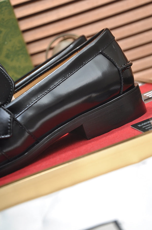 Mocassino da uomo GG in pelle di vacchetta nera 560953