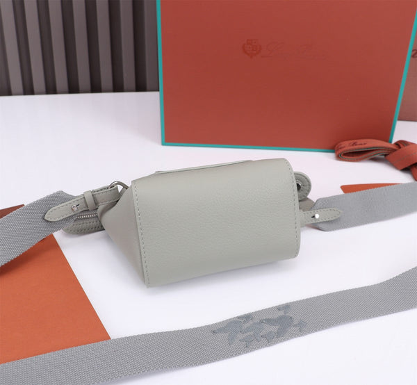 SAC NANO SMILE 18 EN VEAU LISSE GRIS HARBOR