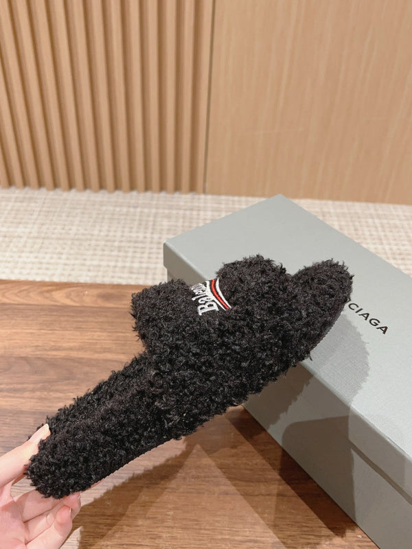 FURRY SLIDES IN BLACK CURLY SHEARLING