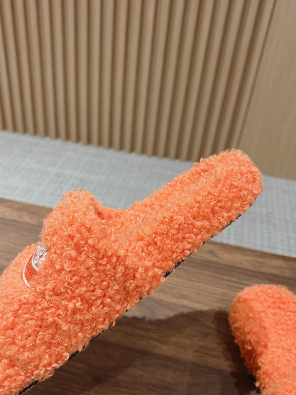 FURRY SLIDES IN ORANGE CURLY SHEARLING