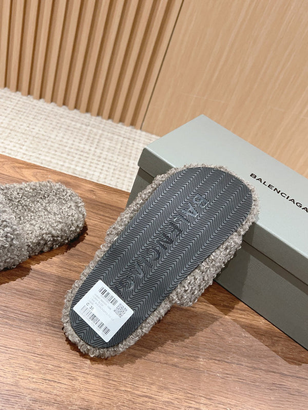 FURRY SLIDES IN GRAY CURLY SHEARLING