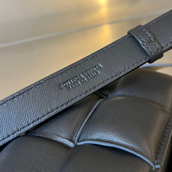 MINI CASSETTE 18 IN BLACK LAMBSKIN