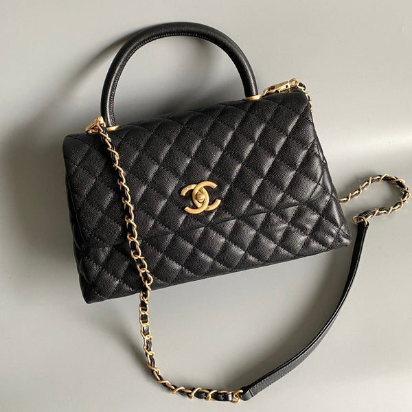Borsa grande con patta e manico in cocco, 28 cm, trapuntata nera, finiture color caviale e oro