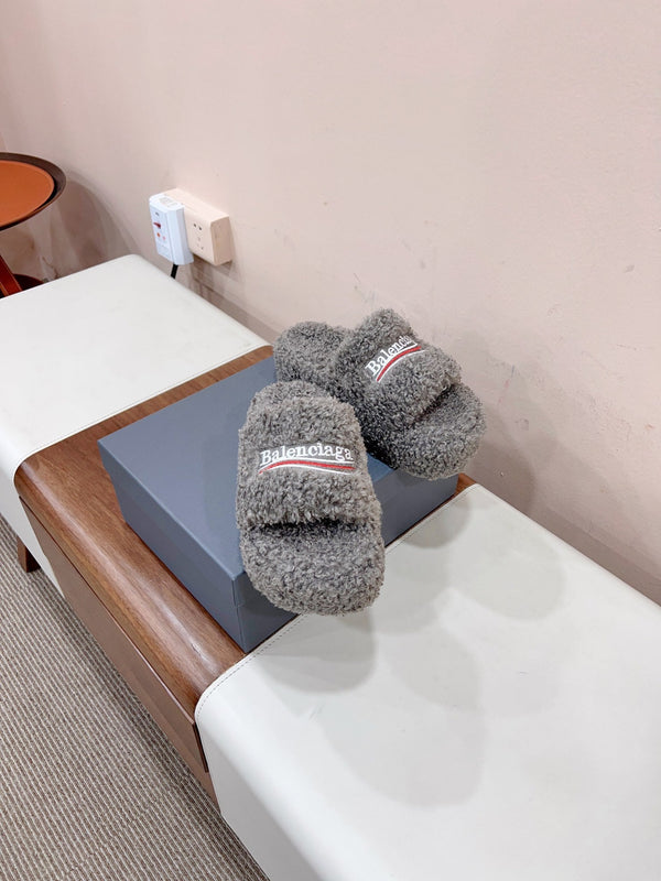 THICK-SOLED SLIPPERS IN GRAY WOOL