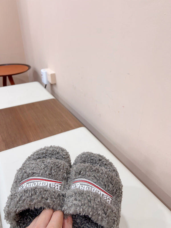 THICK-SOLED SLIPPERS IN GRAY WOOL