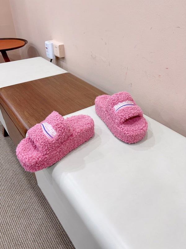 THICK-SOLED SLIPPERS IN PINK WOOL
